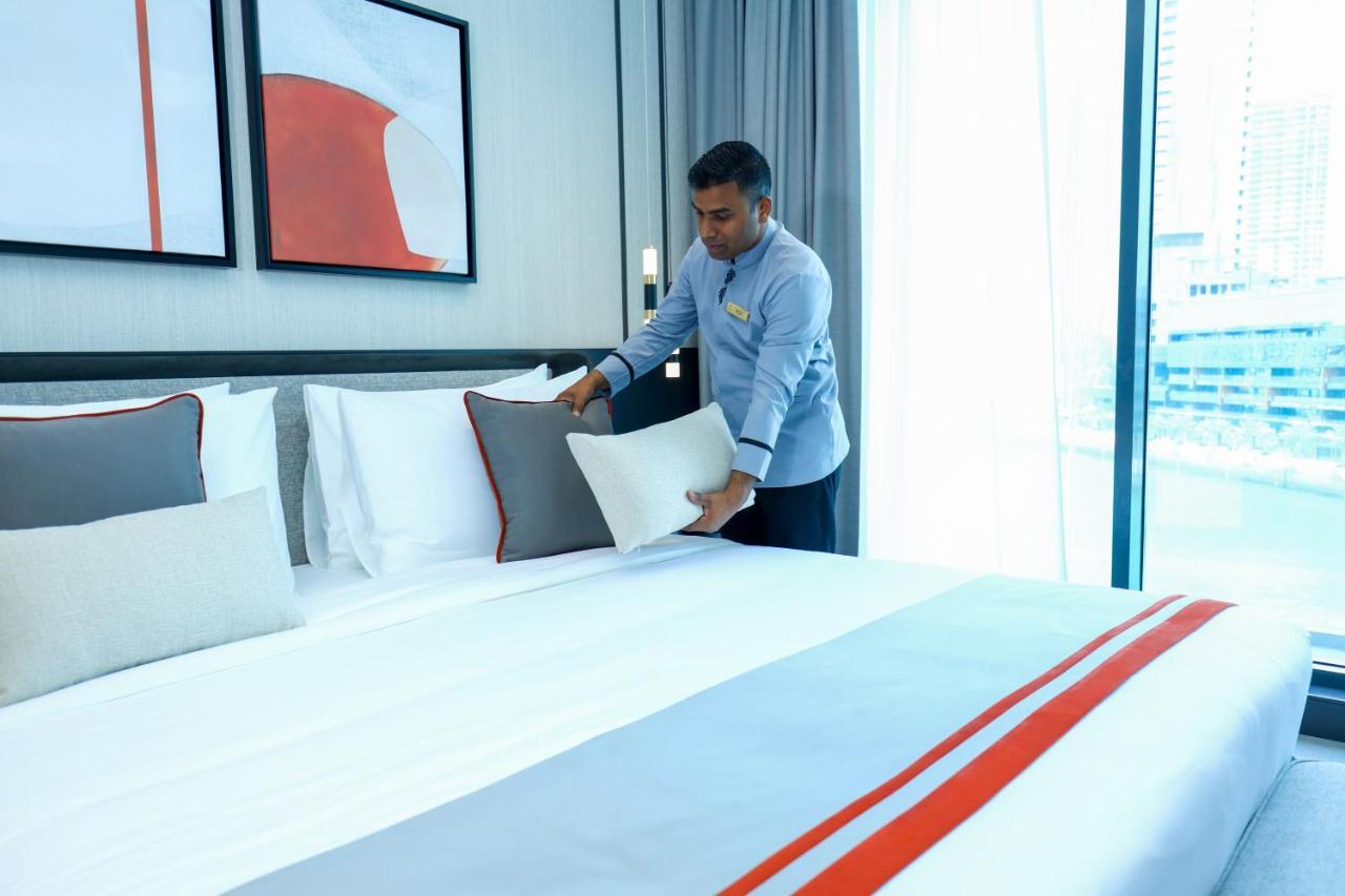 Charthouse Bahrain Ξενοδοχείο Μανάμα Εξωτερικό φωτογραφία A hotel housekeeper making a bed