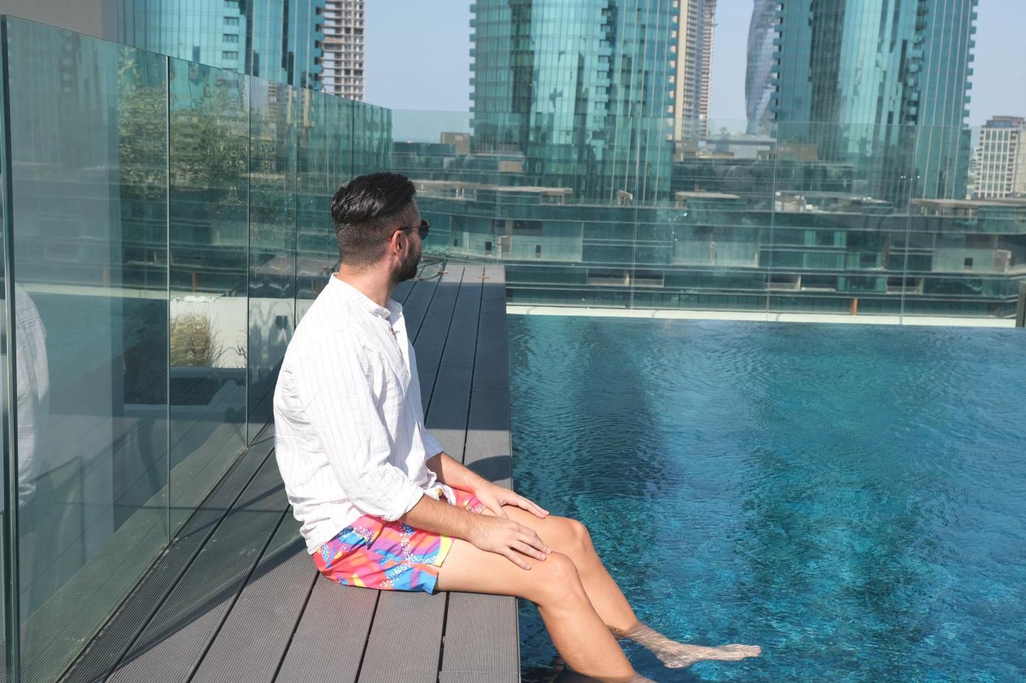 Charthouse Bahrain Ξενοδοχείο Μανάμα Εξωτερικό φωτογραφία A man sitting on the edge of a pool