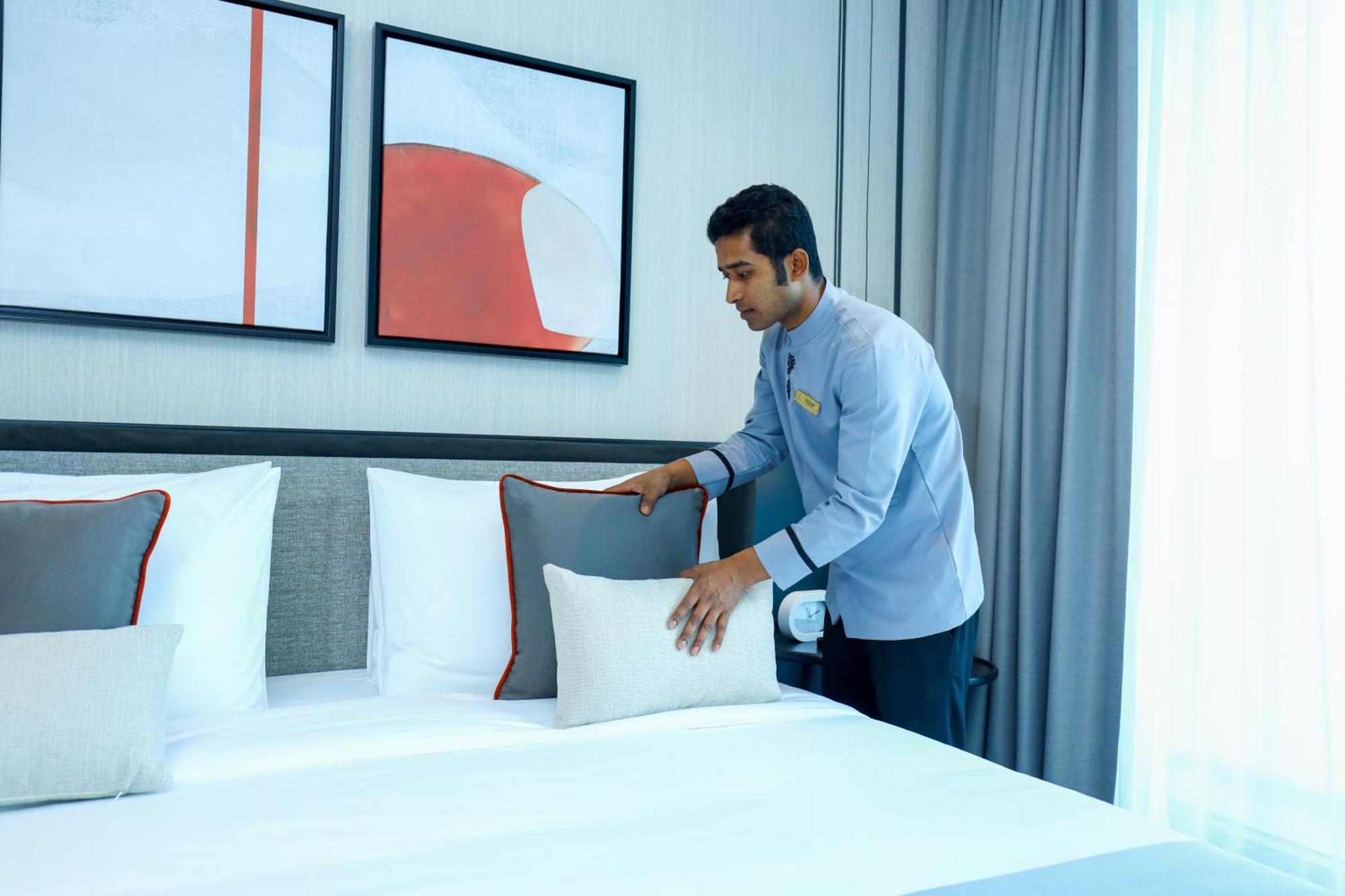 Charthouse Bahrain Ξενοδοχείο Μανάμα Εξωτερικό φωτογραφία A hotel housekeeper making a bed